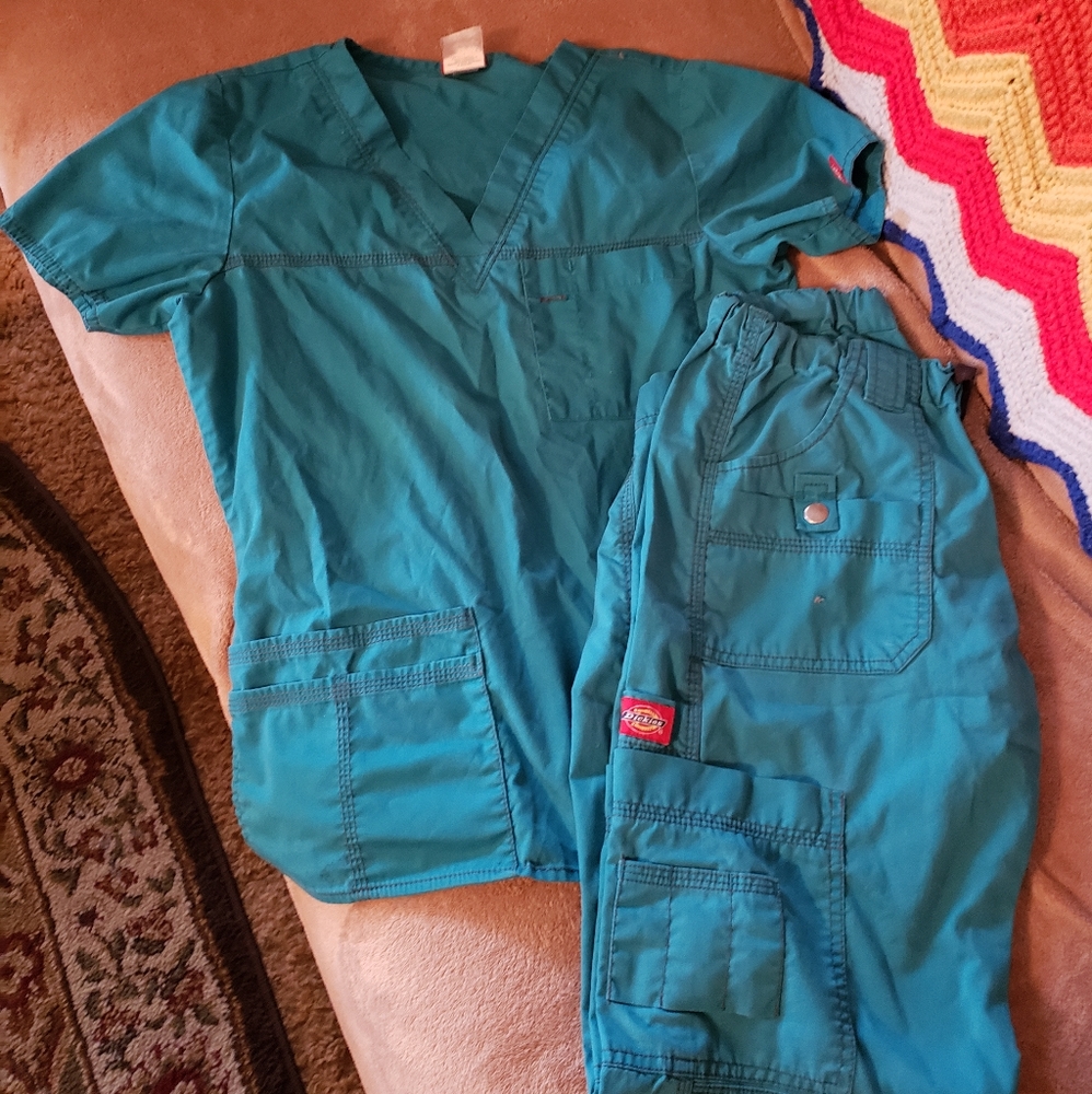 Scrub sets - Picture 3 of 3